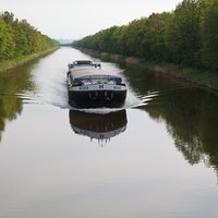 Ein Güterschiff auf der Weser, Höhe Petershagen