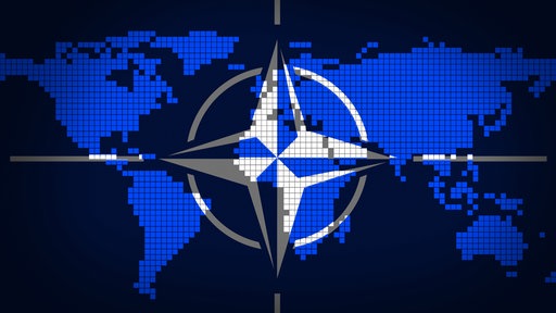 Das Nato-Emblem vor einer verpixelten Weltkarte