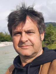Ein Mann mit Natur im Hintergrund
