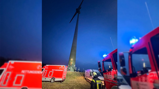 Feuerwehr und Rettungskräfte an der Unfallstelle im Einsatz