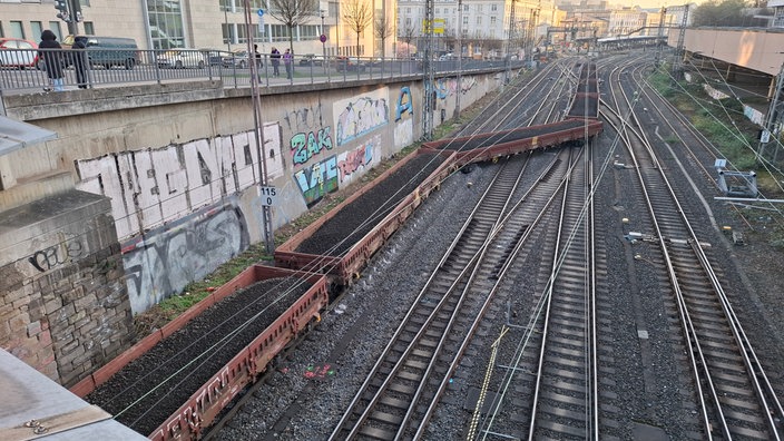 Entgleistes Baustellenfahrzeug in Wuppertal am Bahnhof Steinbeck
