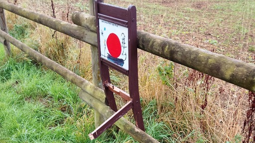 Ein durch Vandalismus zerstörter Stuhl an einem Zaun neben dem Ruhrtalradweg in Arnsberg-Oeventrop