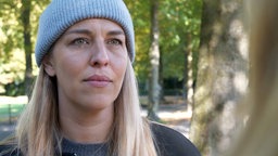Eine Frau mit einer Mütze