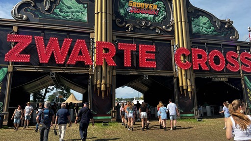 Ein großes Tor mit der Aufschrift "Zwarte Cross"