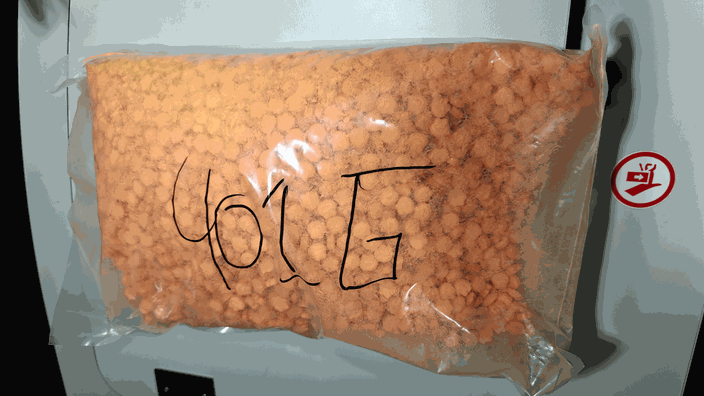 Eine Plastiktüte mit Ecstasy befüllt und einer Nummer beschriftet liegt auf einer Ablage