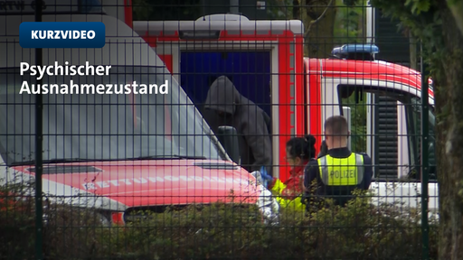 Polizei steht vor Rettungswagen
