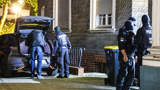 Polizisten sind bei einer Razzia in Hagen im Einsatz
