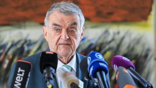 Innenminister Reul vor Mikrofonen