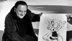 Das Archivbild von 1971 zeigt den französischen Cartoonisten und Texter René Goscinny mit einem Foto der Comic-Figur "Asterix, der Gallier"