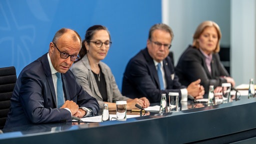 Rentenkommission legt Bericht vor: Bundeskanzler Friedrich Merz (l, CDU) und Bärbel Bas (r, SPD), Bundesministerin für Arbeit und Soziales, mit den Kommissionsvorsitzenden Constanze Janda und Frank-Jürgen Weise 