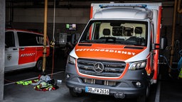 Ein Rettungsdienstfahrzeug steht in einer Garage