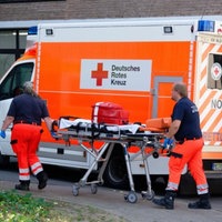 Rettungskräfte bereiten wegen der hohen Temperaturen im Gebäude die Evakuierung von Bewohnerinnen und Bewohnern eines Seniorenheims vor.
