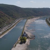 Der Rhein ist wegen Niedrigwasser zweiteilig