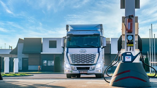 Lkw steht an Wasserstoff-Zapfsäule