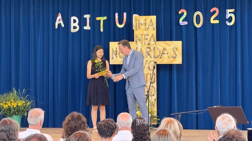 Lina Heider bekommt Abiturzeugnis überreicht