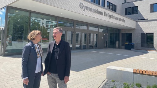 Oberbürgermeisterin Henriette Reker mit Investor Ulrich Beckmanm vor dem neuen Gymnasium 