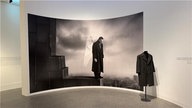 Szene aus Wim Wenders Film "Der Himmel über Berlin" hängt in einer Ausstellung in der Bonner Bundeskunsthalle