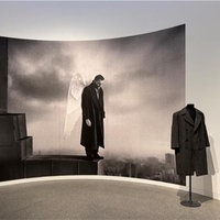 Szene aus Wim Wenders Film "Der Himmel über Berlin" hängt in einer Ausstellung in der Bonner Bundeskunsthalle
