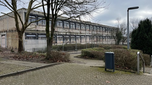 Auf dem Bild ist ein altes Gebäude zu sehen.
