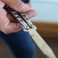 Ein Klappmesser wird symbolisch in der Hand gehalten. Auseinandersetzungen mit Stichwaffen im öffentlichen Raum kommen immer wieder vor.