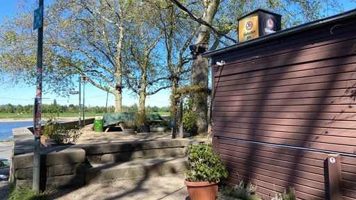 Verschlossene Ausschankbude des Biergartens Three Little BIrds an der Düsseldorfer Rheinterrasse