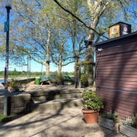 Verschlossene Ausschankbude des Biergartens Three Little BIrds an der Düsseldorfer Rheinterrasse