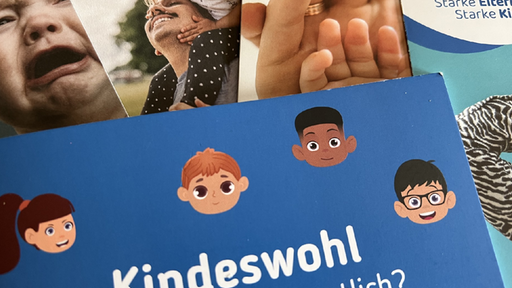 Mehrere Broschüren zum Kindeswohl