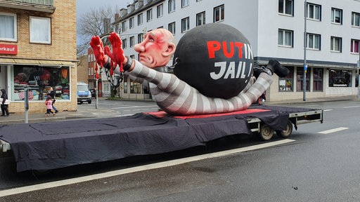 Ein Karnevalswagen mit Putin-Figur, die Blut an den Händen hat