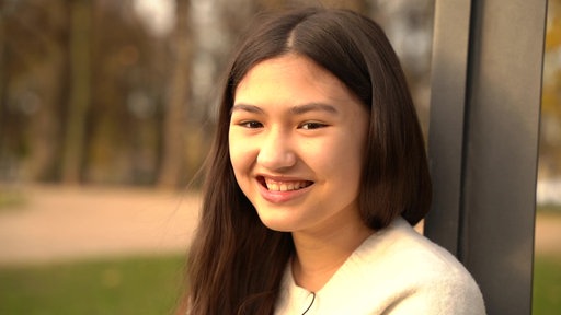 Abiturientin Lina im Portrait auf der Bonner Hofgartenwiese