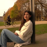 Abiturientin Lina im Portrait auf der Bonner Hofgartenwiese