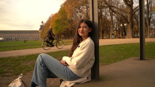 Abiturientin Lina im Portrait auf der Bonner Hofgartenwiese