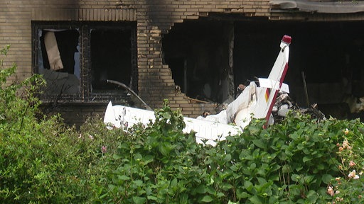 In Korschenbroich ist ein Kleinflugzeug in ein Wohnhaus gestürzt.