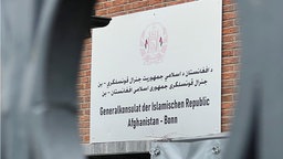 Nahaufnahme des Schildes des afghanischen Konsulats in Bonn 