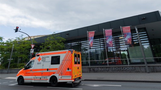 Fahrzeug des Rettungsdienstes vor der Stadthalle Troisdorf