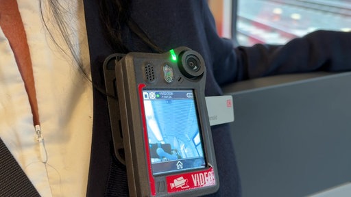 Kleine Bodycams sollen die Arbeit von Zugbegleitern sicherer machen.
