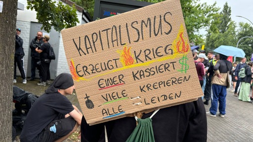 Schild eines Demonstranten im Wohnviertel von Rheinmetall Chef Papperger in Meerbusch