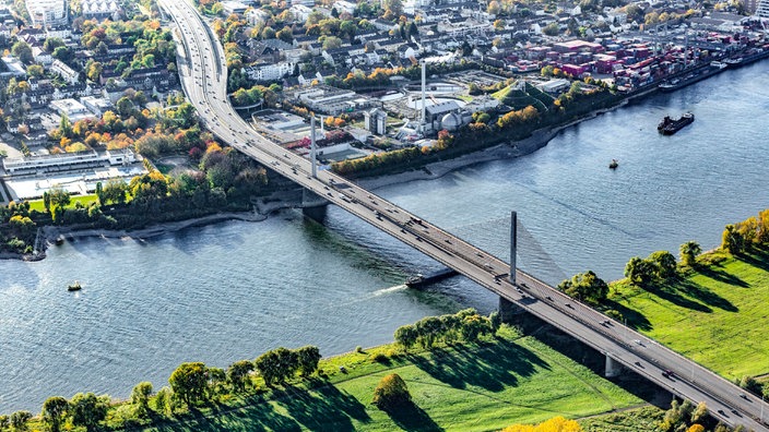Die Nordbrücke in Bonn vor der Brückensperrung von schräg oben. Auf dem Fluss fahren zwei Schiffe.