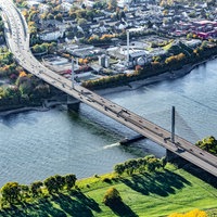 Die Nordbrücke in Bonn vor der Brückensperrung von schräg oben. Auf dem Fluss fahren zwei Schiffe.