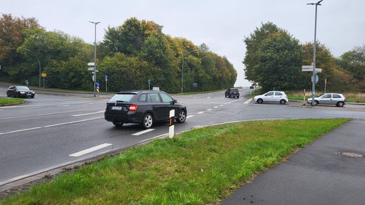 Verkehrskreuzung von Landstraße mit Autos