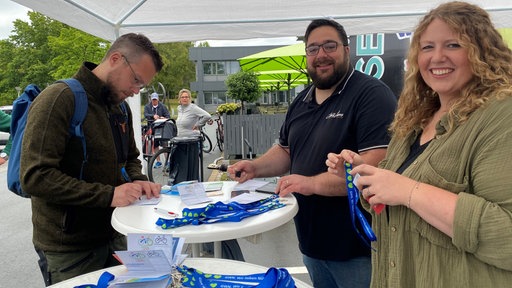 Heiko und Ronja Marrenbach bei der Anmeldung der Fahrer