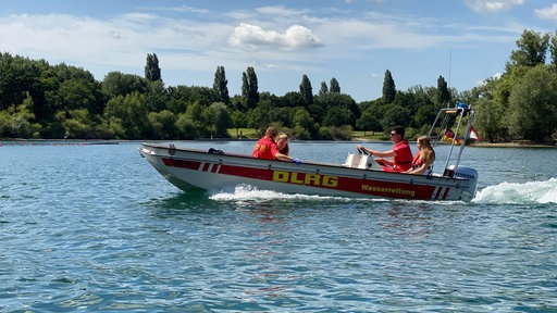 Das Bild zeigt ein Boot der DLRG auf dem Wasser.