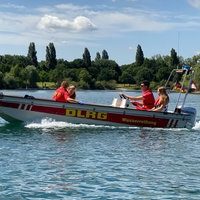 Das Bild zeigt ein Boot der DLRG auf dem Wasser.