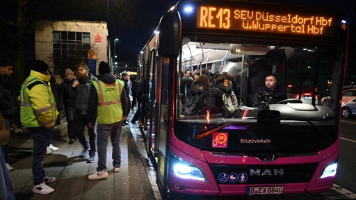 Ein Ersatzbus des RE13 zwischen Wuppertal und Düsseldorf