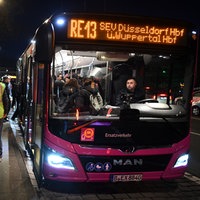 Ein Ersatzbus des RE13 zwischen Wuppertal und Düsseldorf