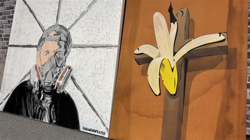 Bild von einer geschälten Banane am Kreuz neben einem Selbstportrait von Baumgaertel mit Maske