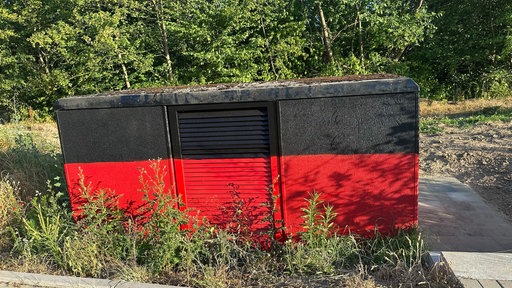 Strimjasen in den Farben von Bayer 04 Leverkusen in Monheim  in der Nähe des geplanten Bayer Campus