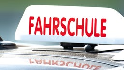 Fahrschulauto Leuchtschild weiß mit roter Schrift