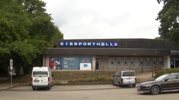 Die Eishalle, die geschlossen wird, von außen 