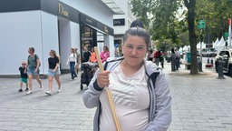 auf dem Bild sieht man die 24-jährige Alina, die einen Besen in der Hand hält
