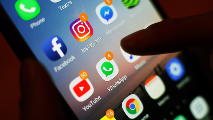 Smartphone mit App- Buttons von social media Anwendungen